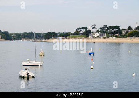 Jachten verankert in einer ruhigen Bucht direkt am Strand in Benodet an einem Sommermorgen Stockfoto