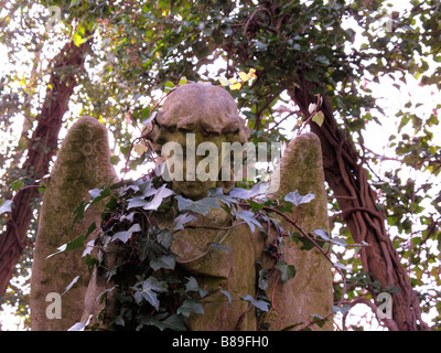 Stone Angel auf dem Highgate cemetery Stockfoto