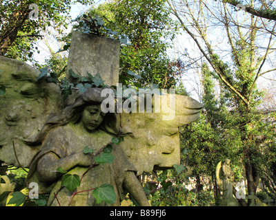 Stone Angel auf dem Highgate cemetery Stockfoto