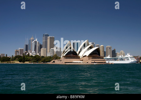 Blick auf Sydney Opera House und das Stadtzentrum mit einem Kreuzfahrtschiff in circular quay Stockfoto