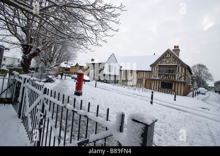 Das Ancient House in Walthamstow Village ist nach einem Sturm in London in Schnee gehüllt. Stockfoto