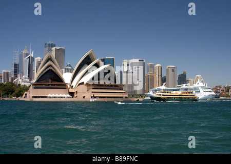 Ansicht des Sydney Opera House und die Stadt mit einer Fähre und Kreuzfahrtschiff in circular quay Stockfoto