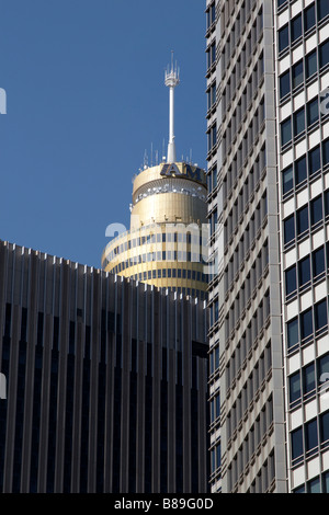 Sydney Tower in der Innenstadt, umgeben von hohen Gebäuden Stockfoto