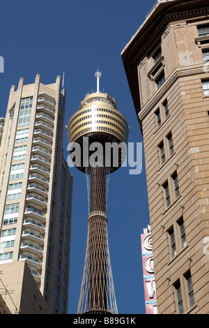 Sydney Tower in der Innenstadt, umgeben von hohen Gebäuden Stockfoto