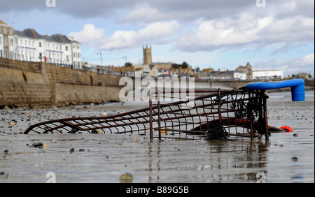 Ein verlassener Einkaufswagen legen versunkene im Sand Penzance Strand Cornwall Stockfoto