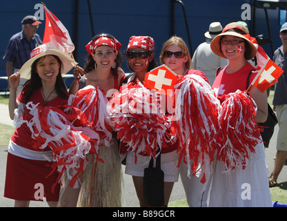 Weibliche Fans von Roger Federer mit Schweizer Flagge bei den Australian Open Stockfoto