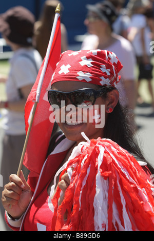 Weibliche Roger Federer Fan mit Schweizer Flagge bei den Australian Open Stockfoto