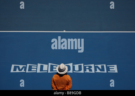 Blick von oben auf den Schriftzug MELBOURNE auf dem blauen Tennisplatz bei den Australian Open Stockfoto