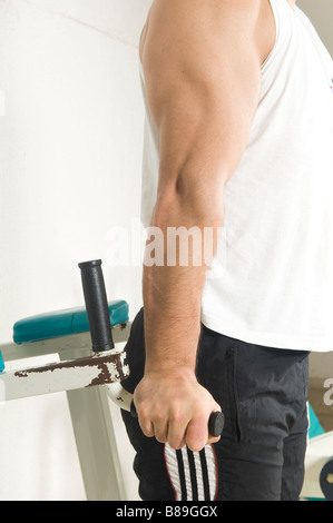 Nahaufnahme von einem muskulösen Mann Dips in der Turnhalle zu tun Stockfoto