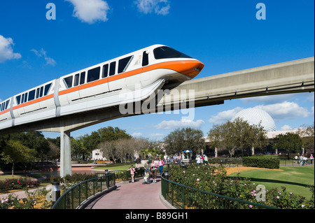 Einschienenbahn vor die geodätische Kugel von Spaceship Earth, Epcot Center, Walt Disney World Resort, Orlando, Florida, USA Stockfoto