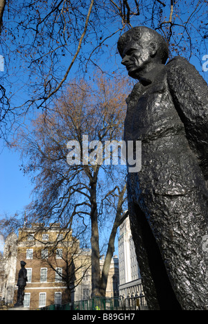 Statue von Feldmarschall Bernard Montgomery in Whitehall London England Stockfoto