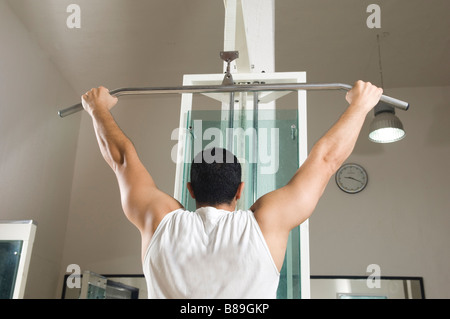 Mann, Lat Pulldown trainieren im Fitnessstudio Stockfoto