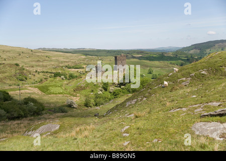 Dolwyddelan Burg liegt auf einem Hügel mit Blick auf die A470 Straße in der Nähe von Dolwyddelan Dorf in Conway County im Norden von Wales. Stockfoto