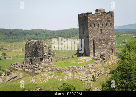 Dolwyddelan Burg liegt auf einem Hügel mit Blick auf die A470 Straße in der Nähe von Dolwyddelan Dorf in Conway County im Norden von Wales. Stockfoto