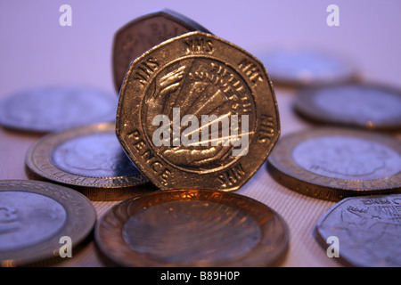 Ein Foto von der NHS-fünfzig Pence-Stück umgeben von zwei Pfund-Münzen und andere UK GBP Geld Stockfoto