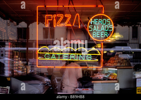 Pizza machen. Blick in den Schaufenster des New Yorker Pizza-Restaurants in New York City. Stockfoto