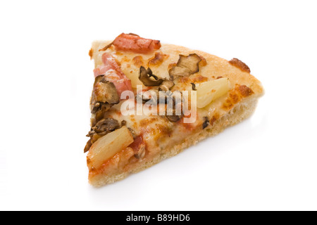 Stück Pizza mit Champignons, Schinken und Ananas, isoliert auf weiss Stockfoto