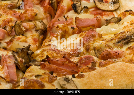 Nahaufnahme von Pizza topping mit Champignons, Schinken und Ananas Stockfoto