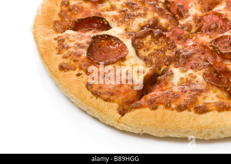 Nahaufnahme Detail einer Salami-Pizza Stockfoto