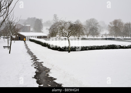 Verschneite Winterlandschaft im Gadebridge Park Hemel Hempstead UK Stockfoto