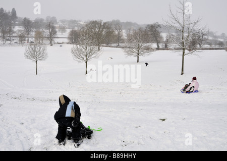 Rodeln und spielen in Gadebridge Park Hemel Hempstead Stockfoto