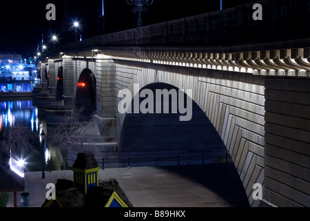 London Bridge in Lake Havasu City in der Nacht. Stockfoto