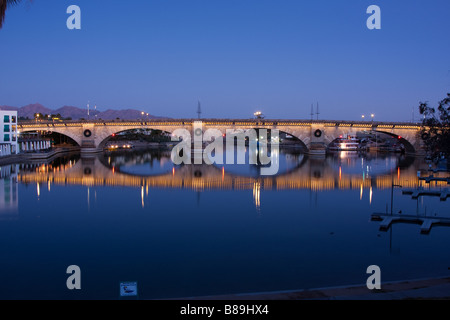 Die London Bridge bei Sonnenaufgang in Lake Havasu City, Arizona, AZ Stockfoto