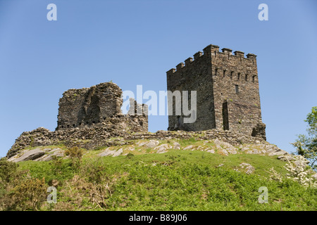 Dolwyddelan Burg liegt auf einem Hügel mit Blick auf die A470 Straße in der Nähe von Dolwyddelan Dorf in Conway County im Norden von Wales. Stockfoto