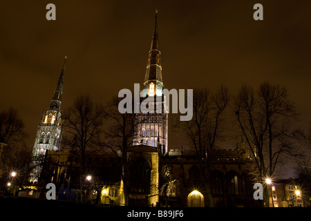 Holy Trinity Church und Turm der alten Kathedrale von Coventry Midlands Nacht Stockfoto