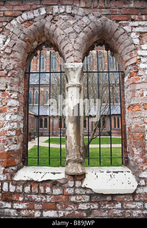 Blick durch die Fenster in den Kreuzgängen. Gorton Kloster, Gorton, Greater Manchester, Vereinigtes Königreich. Stockfoto