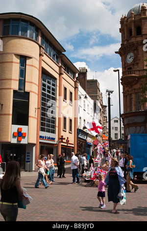 Blick auf den Inhaber in Nottingham, Verkauf von Fußball-Souvenirs und England Flaggen im Mai 2004 Abschaltdruck Stockfoto