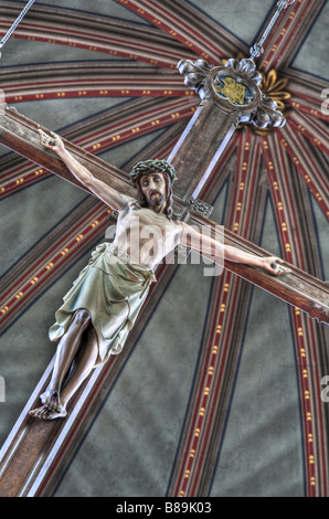 HDR: Christus am Kreuz. Gorton Kloster, Gorton, Greater Manchester, Vereinigtes Königreich. Stockfoto