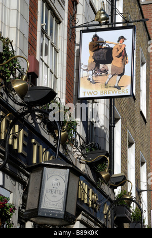 Die zwei Brauereien Kneipe in Monmouth Street London England Stockfoto