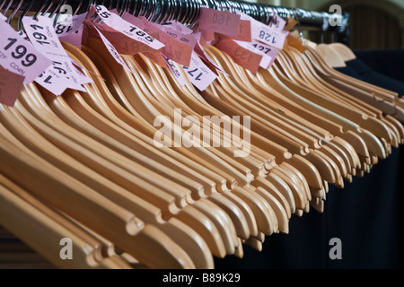 Garderobe Kleiderbügel mit Tickets. Gorton Kloster, Gorton, Greater Manchester, Vereinigtes Königreich. Stockfoto