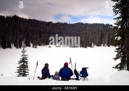 Familien-Picknicks am Reflection Lake Schnee Wildnis Mt. Rainier Nationalpark Stockfoto