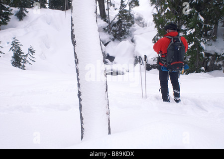 Eine männliche Backpacker stoppt, um eine Schnee-Brücke auf dem Mt. Rainier fotografieren Stockfoto