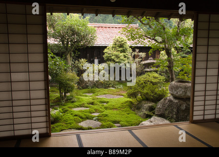 Shoji Papier Bildschirme öffnen auf einem traditionellen japanischen Garten an der Wakihonjjin, Tsumango Stockfoto