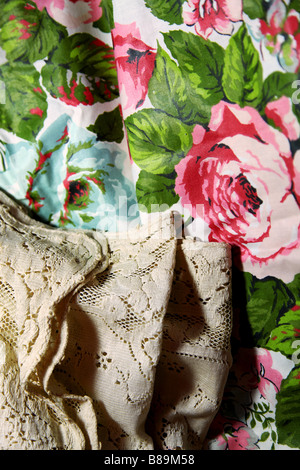 Antiker Spitze Vintage Kohl-Rose Stoff drapiert mit verschiedenen Schattierungen von getrocknet verblasste Rosen--ein Stilleben Porträt der Zeit. Stockfoto