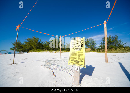 Bitte nicht stören Sie Schild mit Klebeband um Sea Turtle Nest Fort DeSoto Park Beach, St.Petersburg, Florida, Tampa Bay Area. Stockfoto