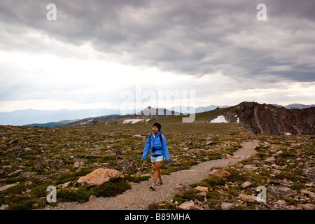 Frauen Trails hinauf und über Flattop Mountain im Rock National Park Stockfoto