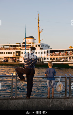 Vater und Sohn Angeln auf Harbourside Eminonu Istanbul Türkei Stockfoto