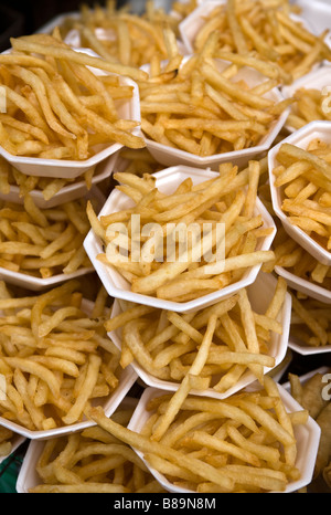 Gebratene Kartoffelchips oder Pommes sind auf dem Chatuchak Weekend Market Bangkok Thailand erhältlich Stockfoto