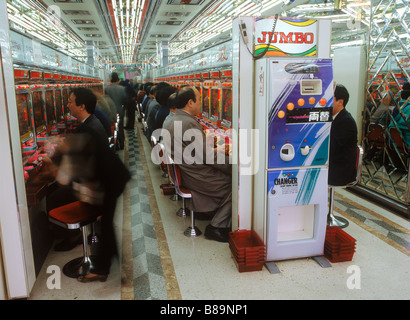 Japanische Spieler spielen die beliebten Pachinko Spielautomaten in Tokio, Japan Stockfoto