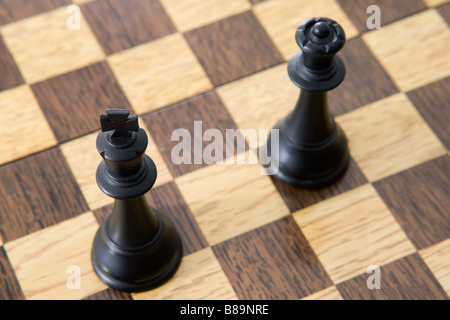 Foto Blick von oben von Schachfiguren auf dem Brett, der König und die Königin Stockfoto