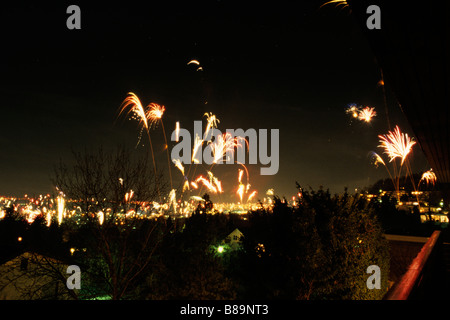 Privates Feuerwerk zu feiern das neue Jahr ganz Weinheim, Deutschland Stockfoto