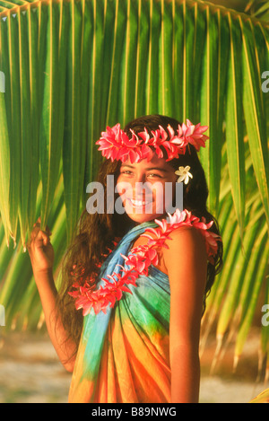 Polynesischen Mädchen mit Blume Lei auf Cook-Inseln im Abendlicht Stockfoto