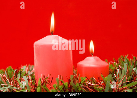 Rote Kerzen Weihnachten auf einen roten Hintergrund Stockfoto