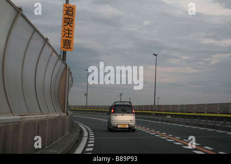 Ein Auto ist auf einer Autobahn in der Nähe von Yokohama in Japan Gefahren. Stockfoto