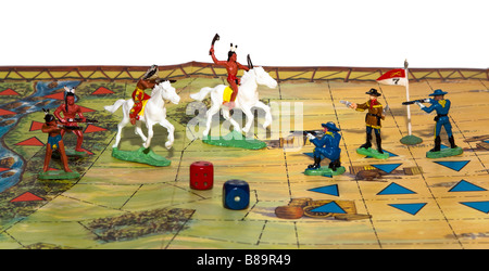 Spielzeug-Cowboys und Indianer in 1963 Waddington Brettspiel-Klassiker Schlacht von Little Big Horn verwendet Stockfoto