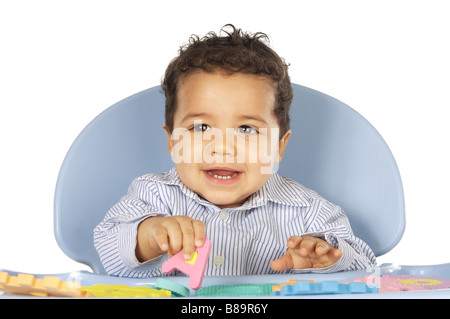 Baby lernen Buchstaben spielen ein weißer Hintergrund Stockfoto